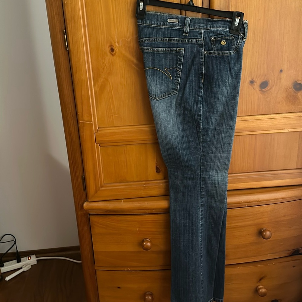Like new Gloria Vanderbilt jeans 👖 in a size 8 either front & back pockets.